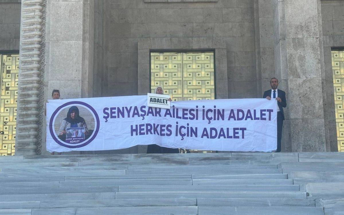 senyasar-ailesi-adalet-pankartiyla.jpg