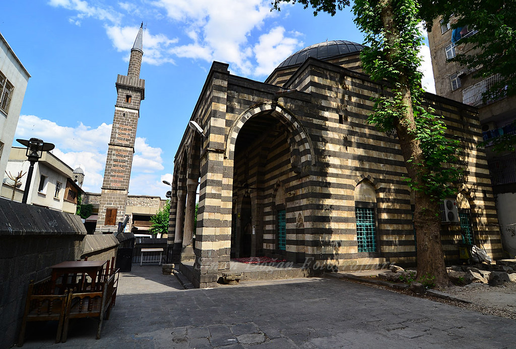 dort-ayakli-minare-seyh-mutahhar-camii-001.jpg